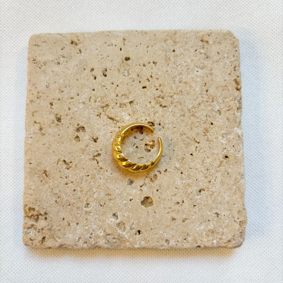 Twisted croissant ring 18K gold plated waterproof non-tarnish - Picture 3 of 4